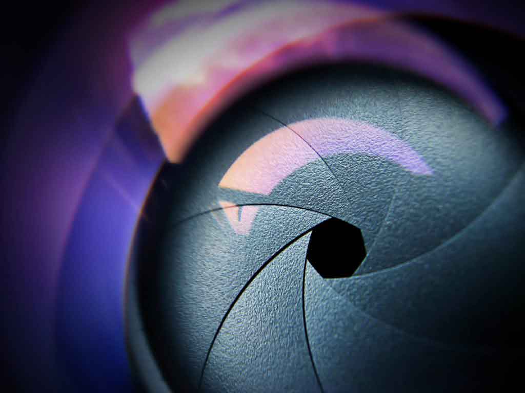 If a spherical mirror is immersed in water, does its focal length